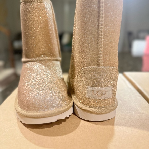UGG KIDS CLASSIC
SHORT |I GLITTER - Picture 5 of 7